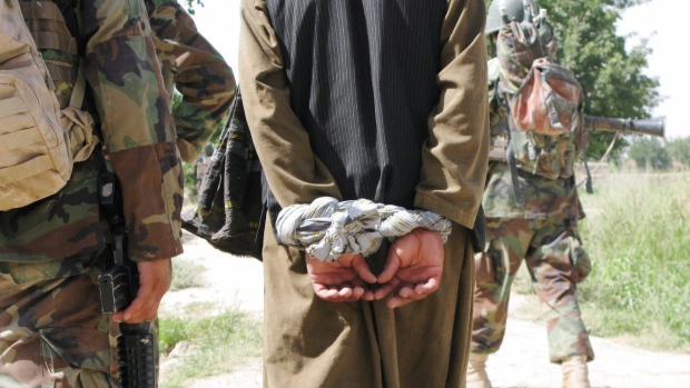 afghan-prisoners-cannon-0091123